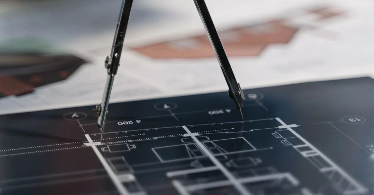 Un compas sur des plans architecturaux, mettant en avant les détails de planification et de mesure.