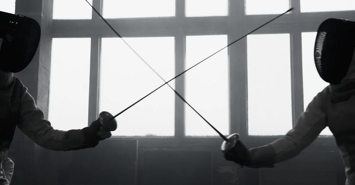 Deux tireurs s'affrontent dans un match dramatique en intérieur, croisant leurs épées dans un décor en noir et blanc.